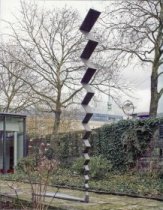 Martin Willing: Schl&auml;ngelndes Band, 1994, 1999 und 2010, drei Exemplare, Titan auf Edelstahlplatte, H&ouml;he 4,5 m